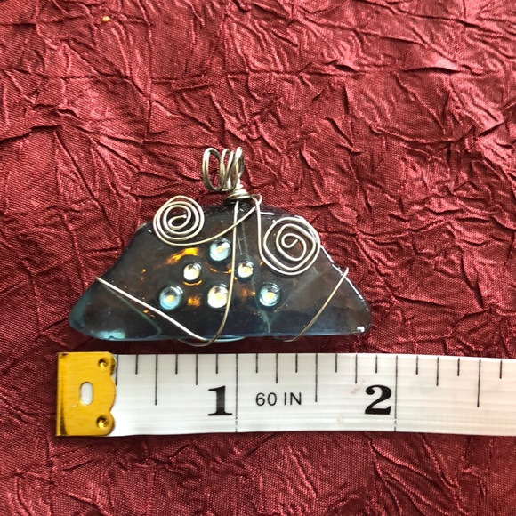 Bundle of hand polished glass art & wire pendants. - Picture 2 of 13